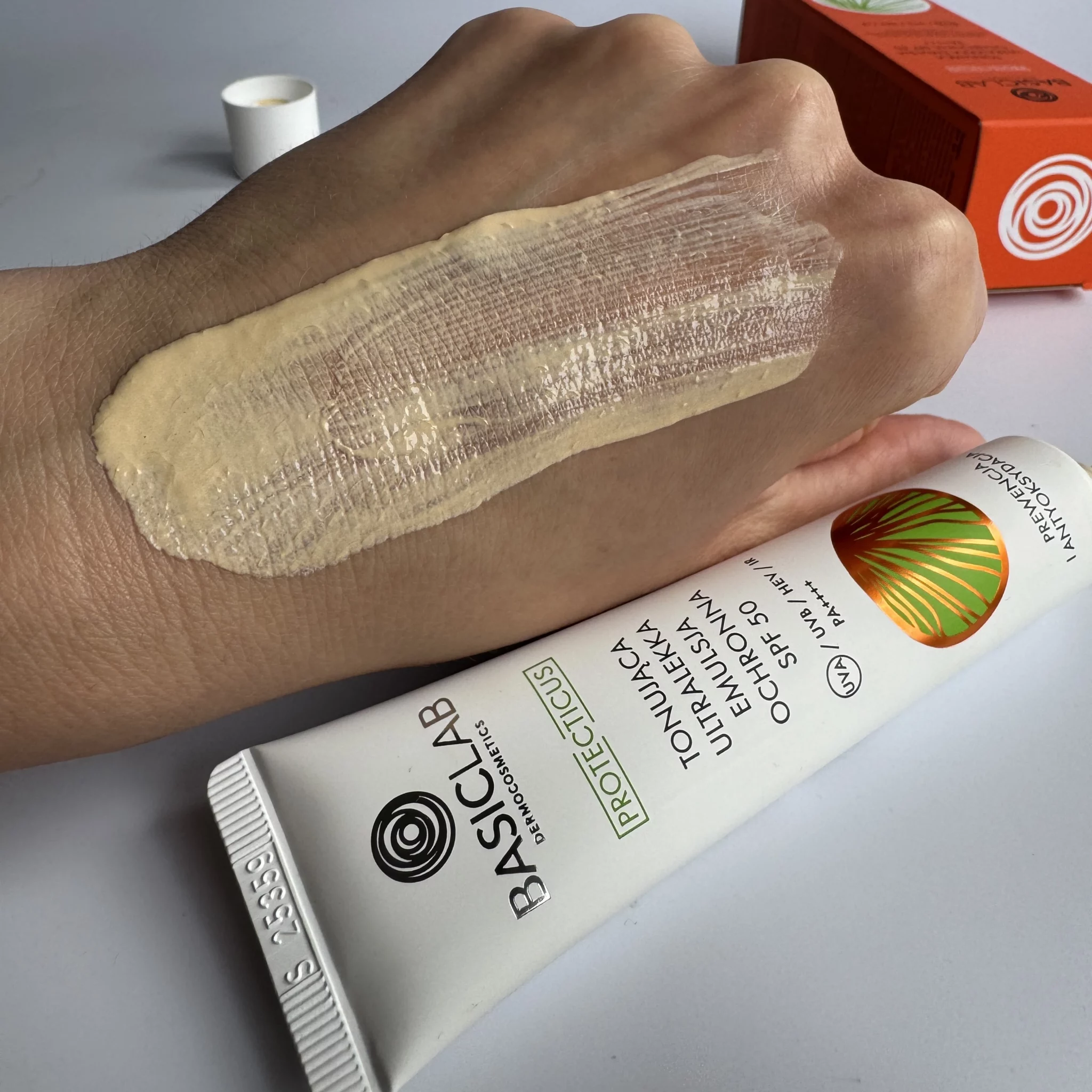 BasicLab Tonująca Ultralekka Emulsja SPF50 – lekki makijaż i ochrona w jednym